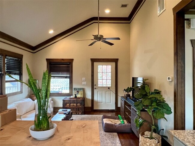 Building Photo - 1021 Louise St