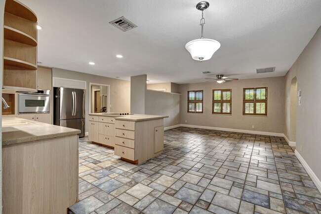 Building Photo - 1402 Cormorant Rd