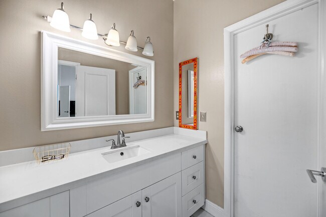 Building Photo - 1599 Bayridge Pl