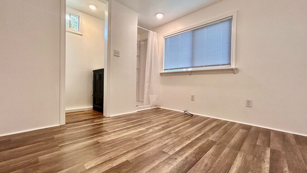 Building Photo - 202 Cactus Dr