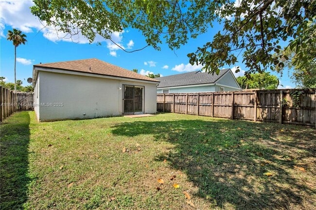 Building Photo - 941 SW 7th Ct