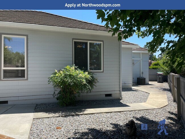 Building Photo - Beautiful 3 Bedroom 2 Bath Home Landscaping Included.