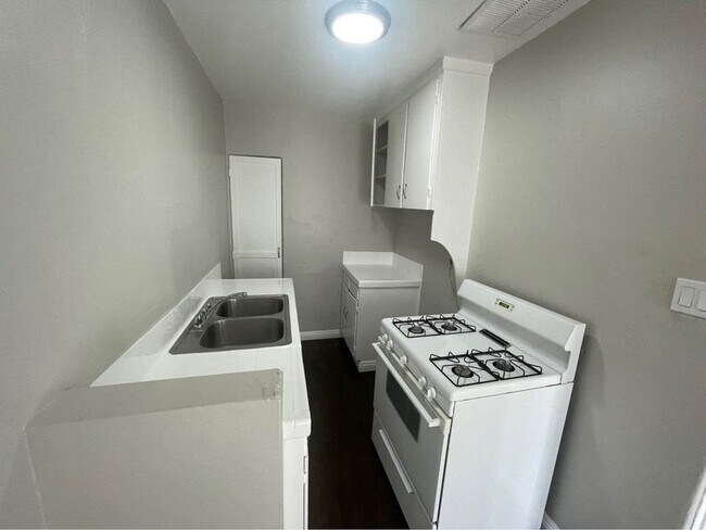 Building Photo - 1001-07 Banning Blvd., 339-351 Opp St.