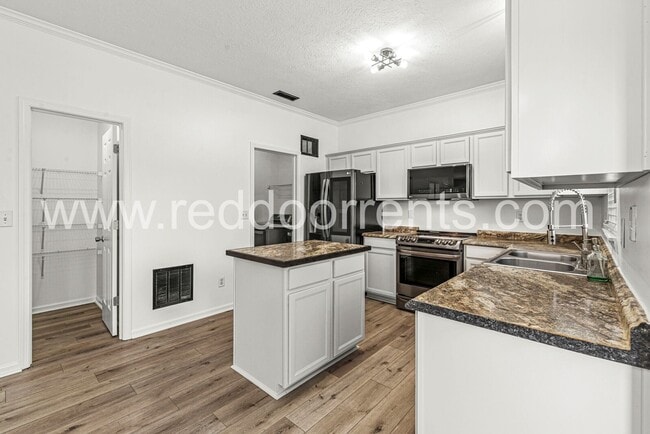 Building Photo - Spacious 3-Bedroom Home in Fishers with Modern Comforts