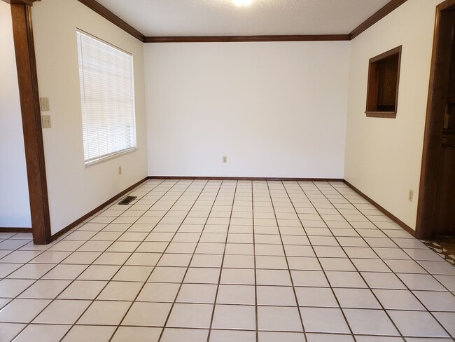 Building Photo - Bed | 2 Bath | 2 Car Garage - Putnam City ...