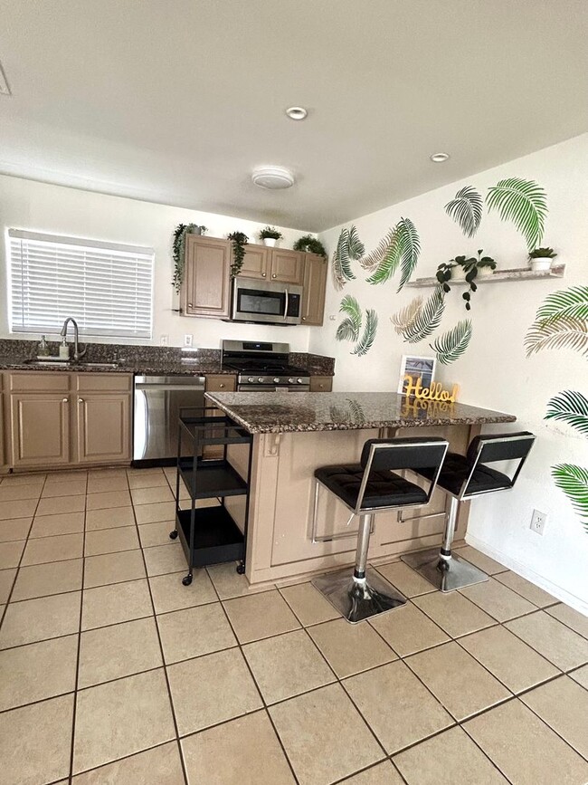 Building Photo - Furnished 3 Bedroom 2 Bathroom Home