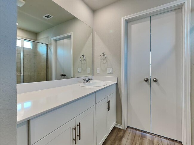 Building Photo - 5208 Saddle Clb Dr