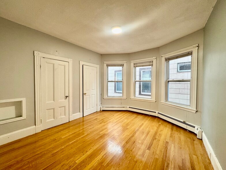 Building Photo - 372 Prospect St