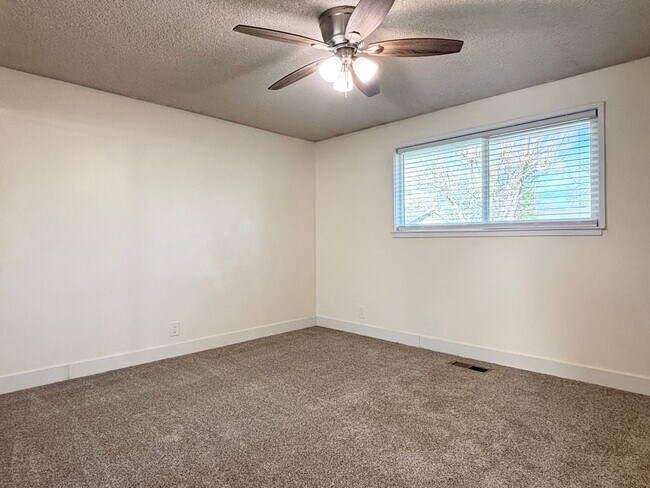 Building Photo - Beautiful Sandy Remodel Near Union Park!