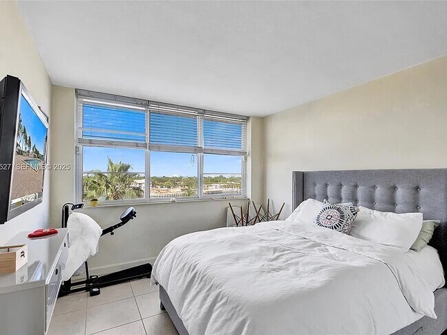 Building Photo - 5005 Collins Ave