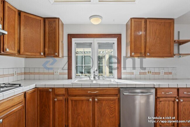 Building Photo - 920 Belmont Way