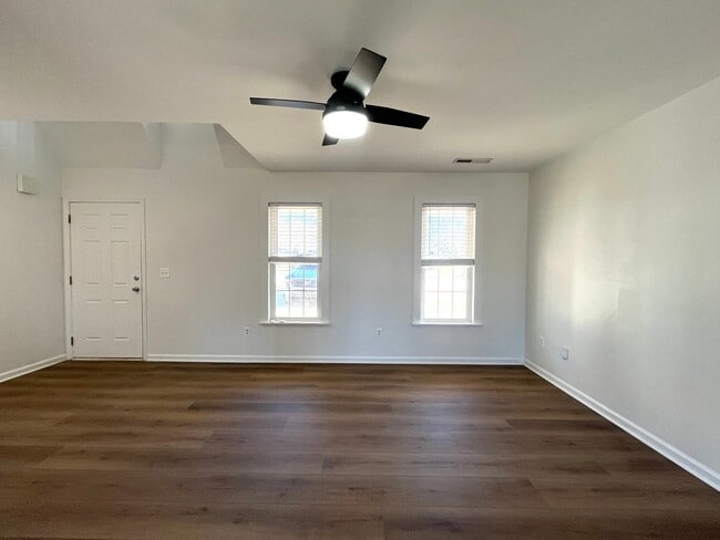 Building Photo - Beautifully renovated home!