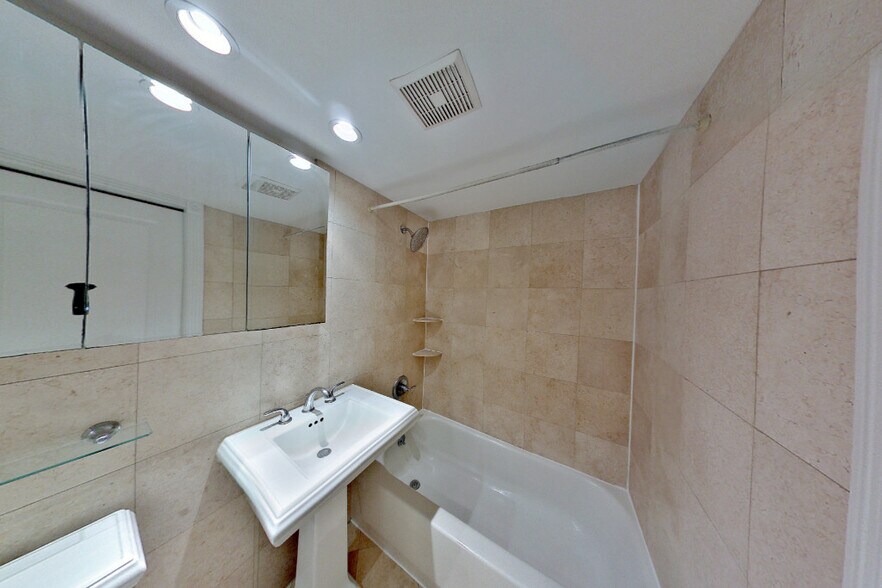 Building Photo - 338 E 100th St