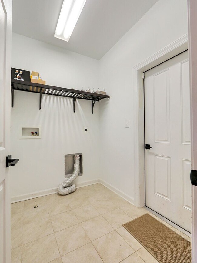 Building Photo - Spacious 3BR / 3.5BA Single family home • 2,500 Sq Ft • Baywood