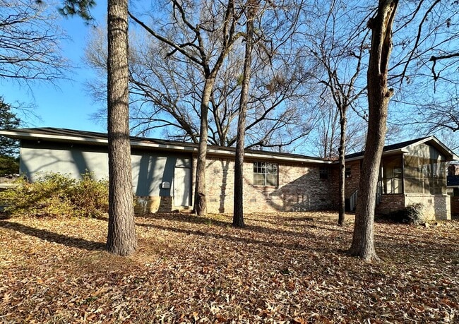 Building Photo - Come take a look at this house on the West side of Russellville.