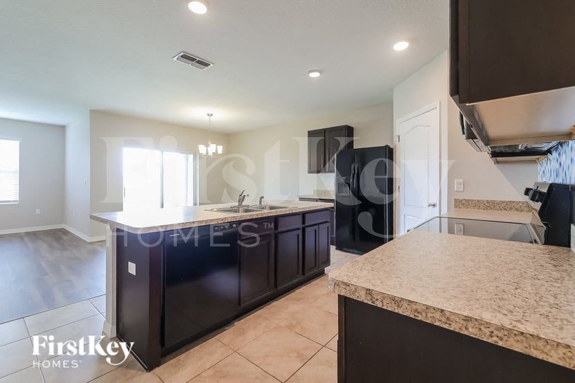 Building Photo - 401 Panda Pl