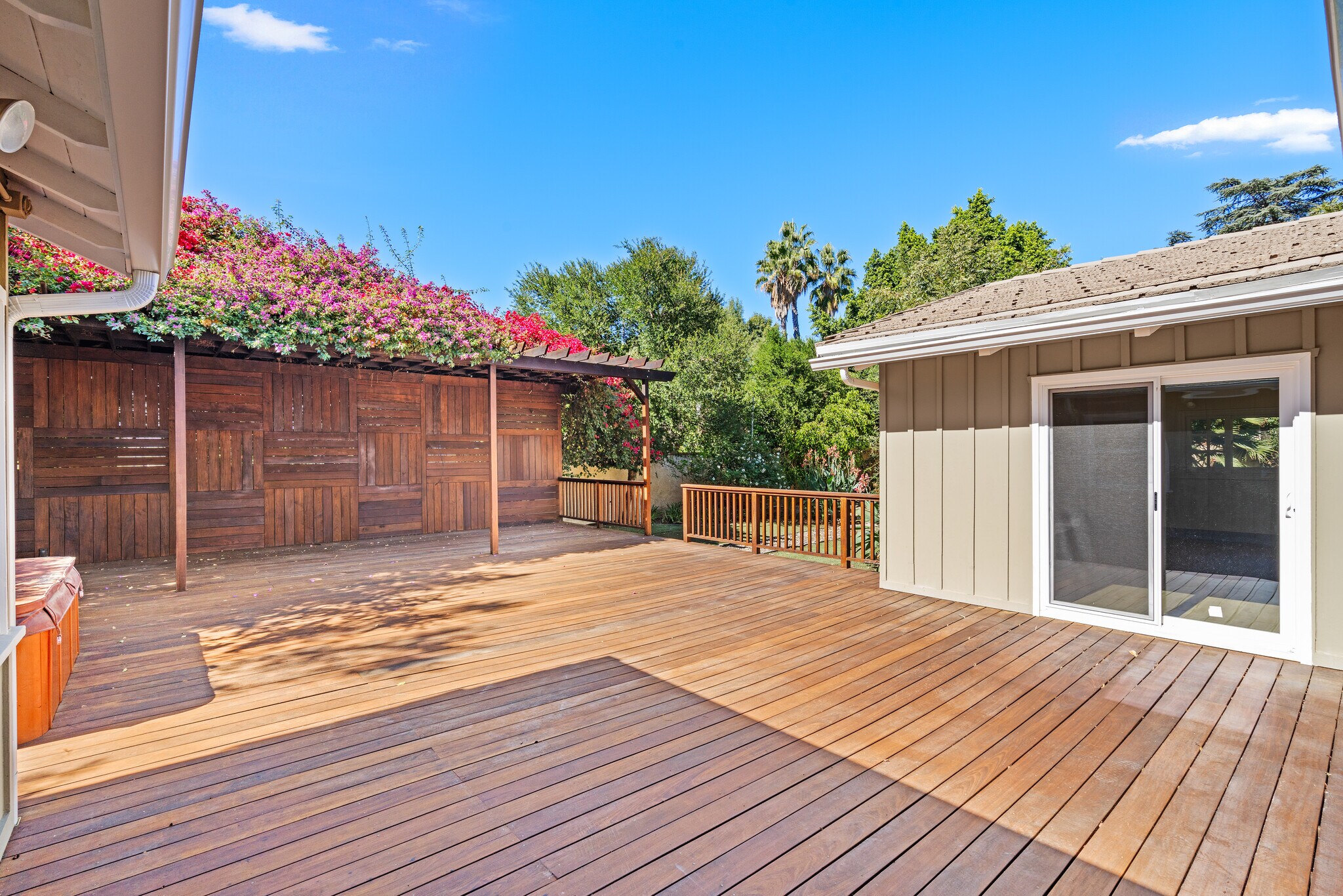 Building Photo - 8757 Encino Ave