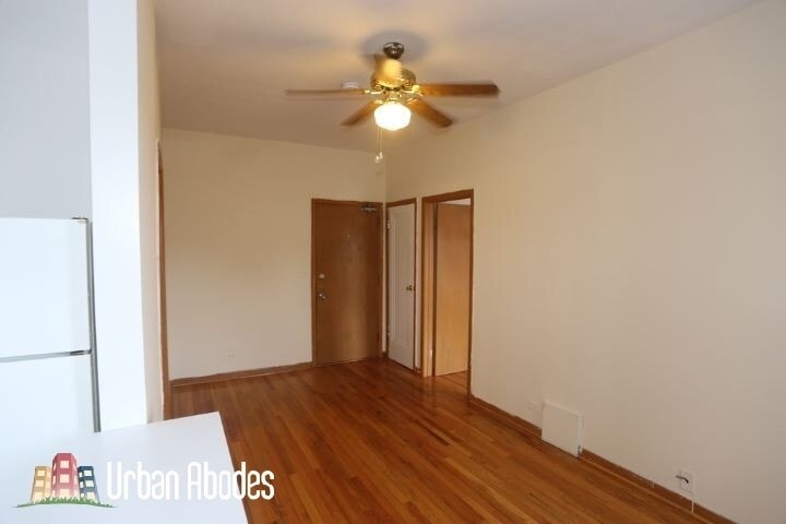 Building Photo - 633 W Barry Ave