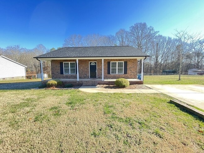 Primary Photo - Available July 10th, 2025! Super cute 3 be...
