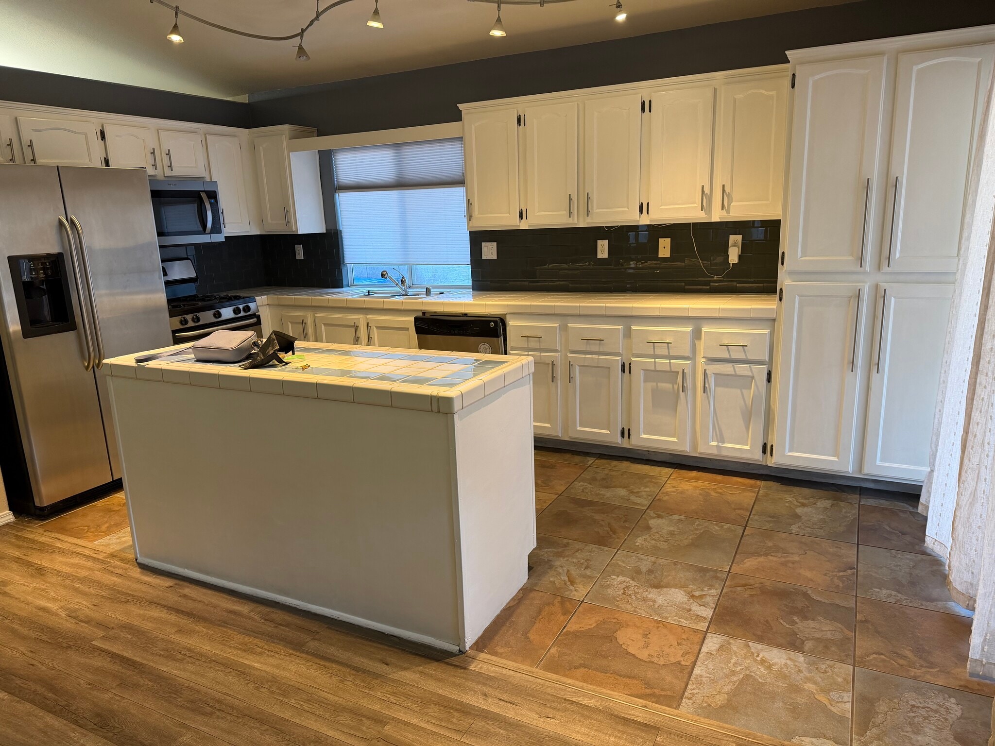 Building Photo - 2443 Avenida Flores