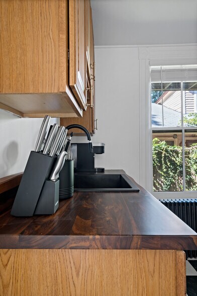 Building Photo - 4413 Albany Post Rd