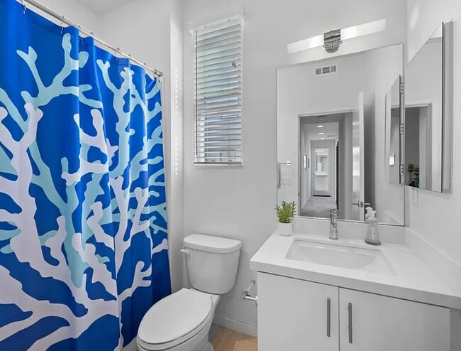 Building Photo - 1562- Vista del Mar Way