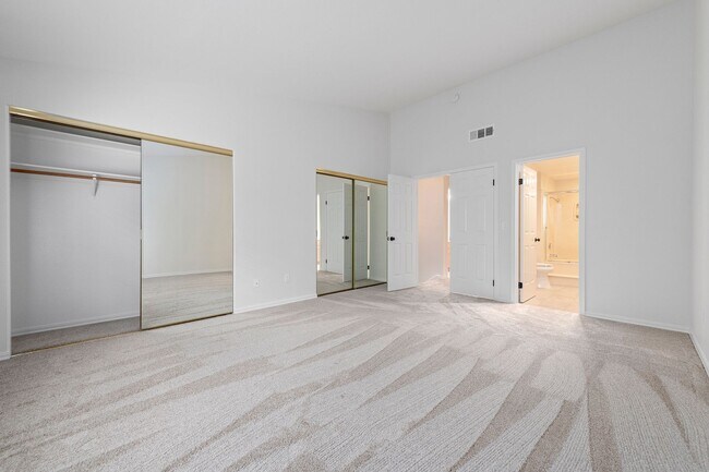 Building Photo - Newly Remodeled Townhome in Desirable Community!