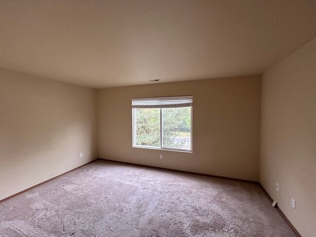 Building Photo - Beautiful 4 bd 2.5 bath w/ 2-car Garage Ho...