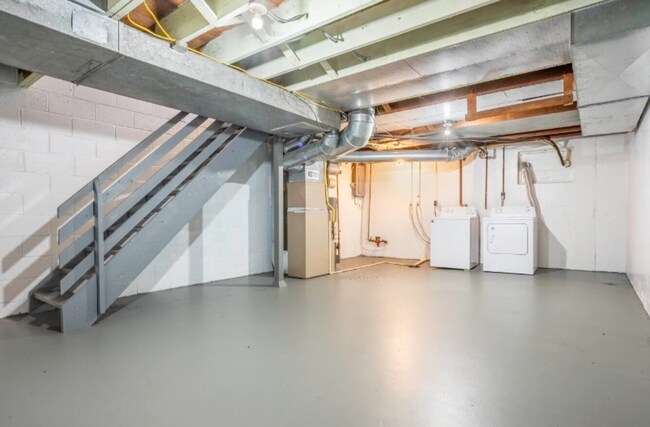 Building Photo - 1944 Shiras Ave