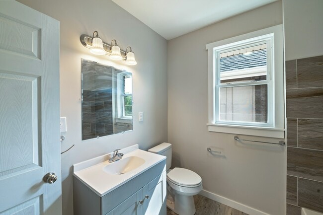 Building Photo - 1205 Charleston Ave