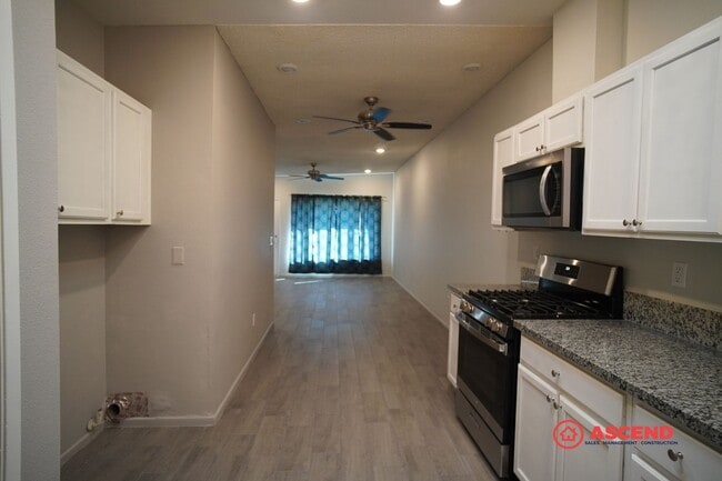 Building Photo - Apartment in Central Bakersfield!