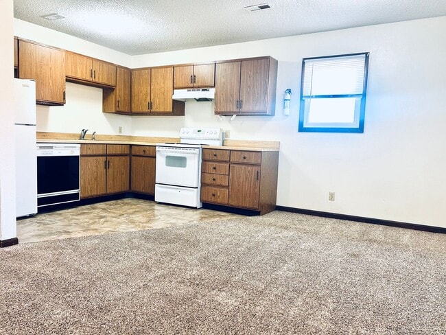 Building Photo - Roomy 2 Bdrm Apartment