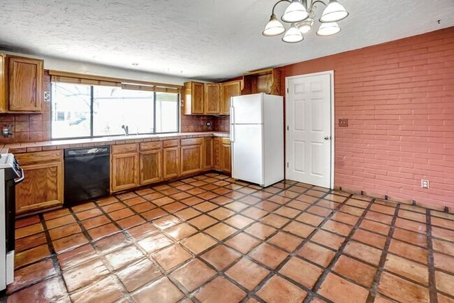 Building Photo - EASTSIDE-3 bedroom, 2 bath home