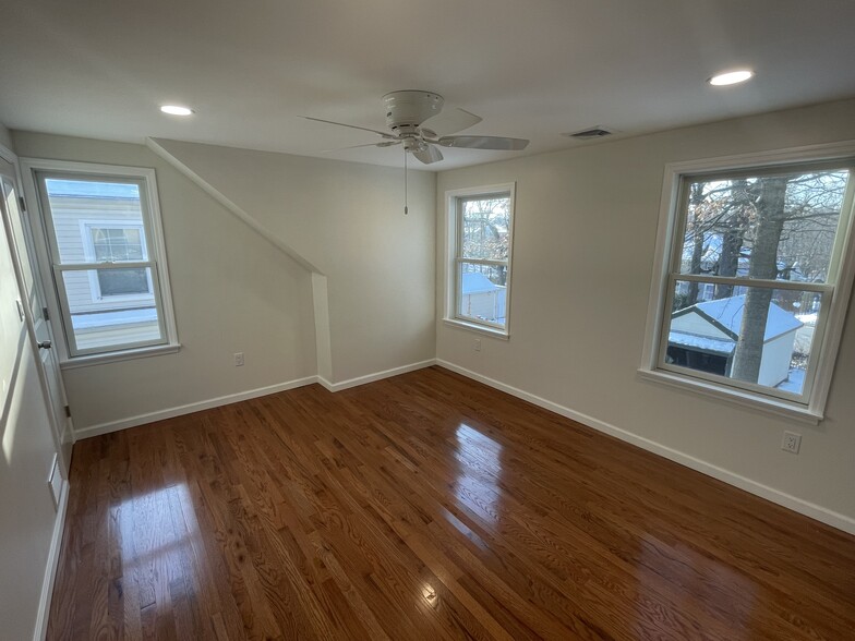 Primary - 576 John St