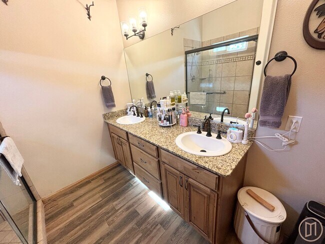 Building Photo - Beautiful home in La Verkin with all the v...