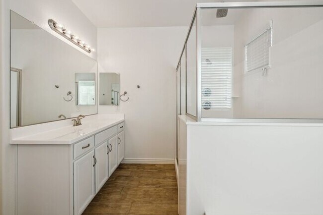 Building Photo - Modern 4-bedroom, 3.5-bathroom single-family home in the heart of North Tempe