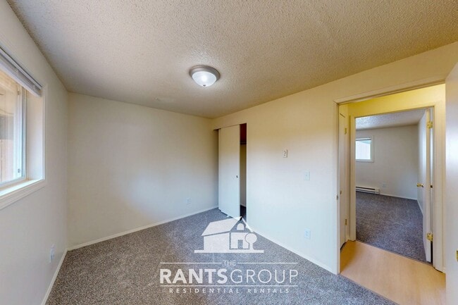 Building Photo - Spacious 2-Bedroom Duplex Unit with a Gara...