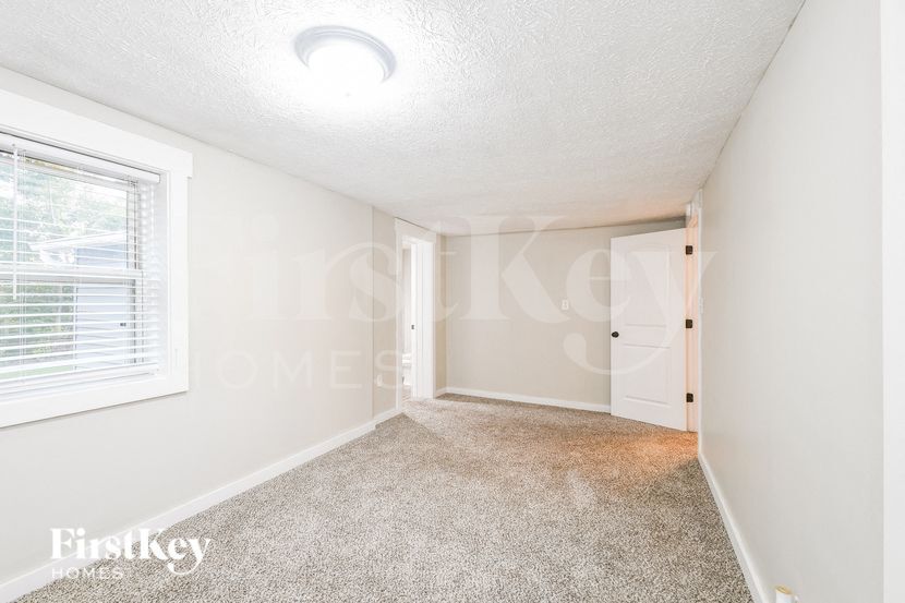 Building Photo - 648 Sycamore St