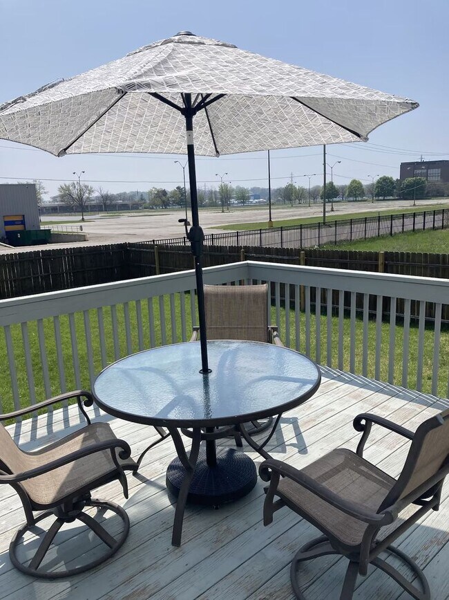 Building Photo - Charming 3 Bedroom, 2.5 Bathroom Home Fully Furnished in Benton Harbor Close to Lake Michigan and...