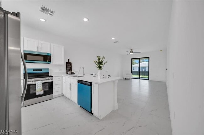 Building Photo - 2416-2418 Xelda Ave N