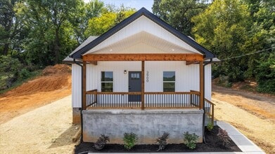 Building Photo - 3900 Lilac Ave