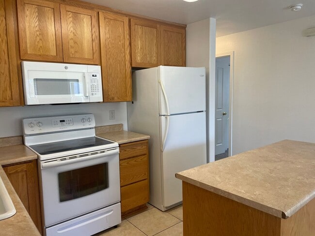 Building Photo - Nice 3 Bedroom 2 Bathroom Downstairs Apart...