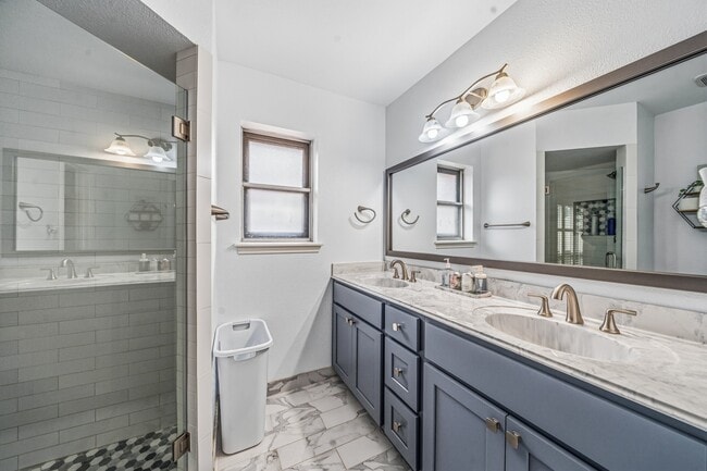 Building Photo - 8426 Edgemoor Dr
