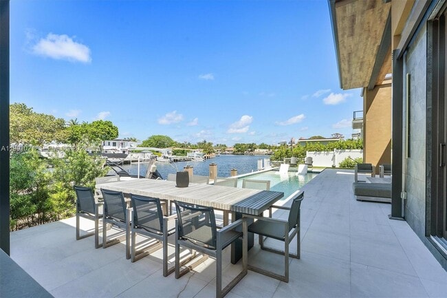 Building Photo - 2215 NE 19th St