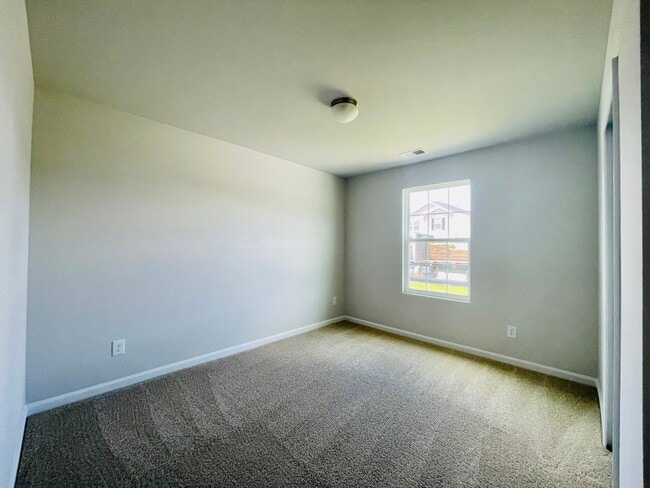 Building Photo - Gorgeous 4bed/3bath home w/ Fenced Yard in...