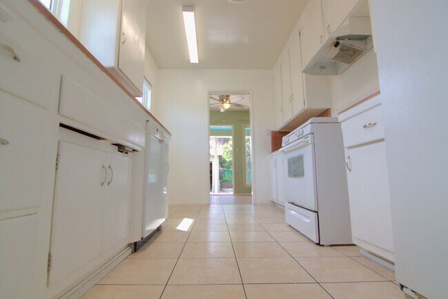 Building Photo - Charming Sun-Filled 3BR/2BA Home in Lake Balboa with Large Backyard & Fruit Trees