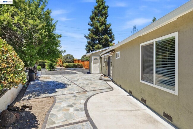 Building Photo - 325 Goshen Ct