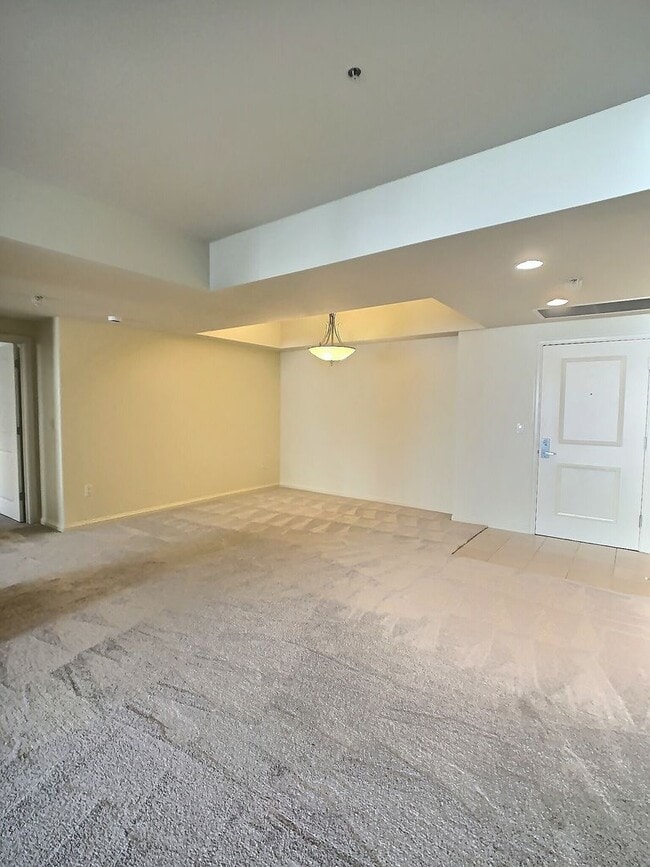 Building Photo - Huge 2 Bedroom/2 Bath Condo with Storage in Downtown San Jose