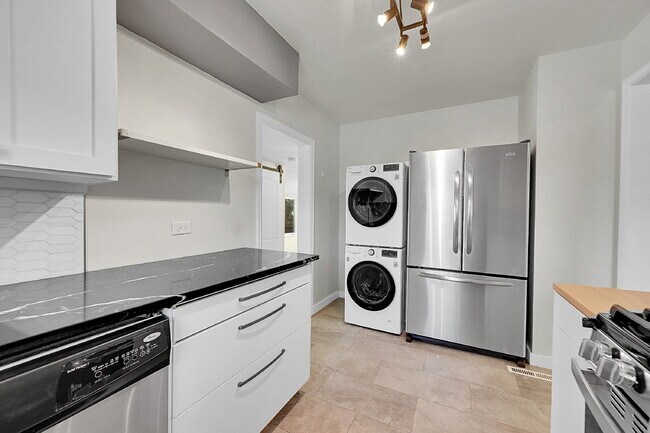 Building Photo - $2,195.00 - 3 Bedrooms, 1 Bathroom, Single...