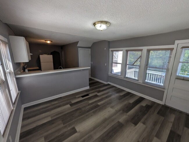 Building Photo - Belle of Bellefontaine - **Half Off Securi...